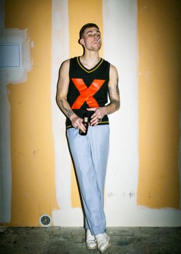 black sleeveless sweatshirt 